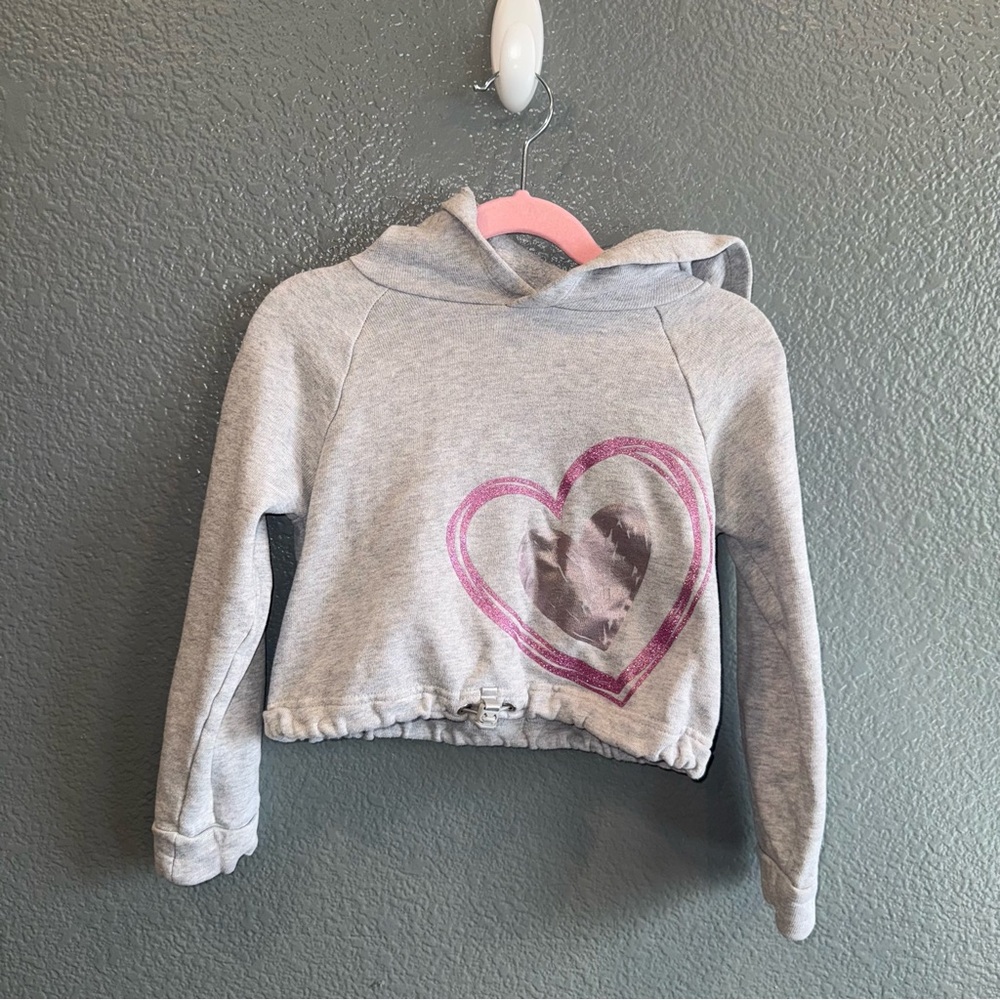 Girls Gray Size 4/5 XS Athletic Works Graphic Heart Long Sleeve Hood Sweatshirt